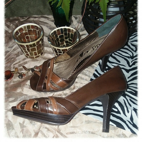 ☄Pretty "Mudd" Peep toe Pumps.☄ - Picture 3 of 6